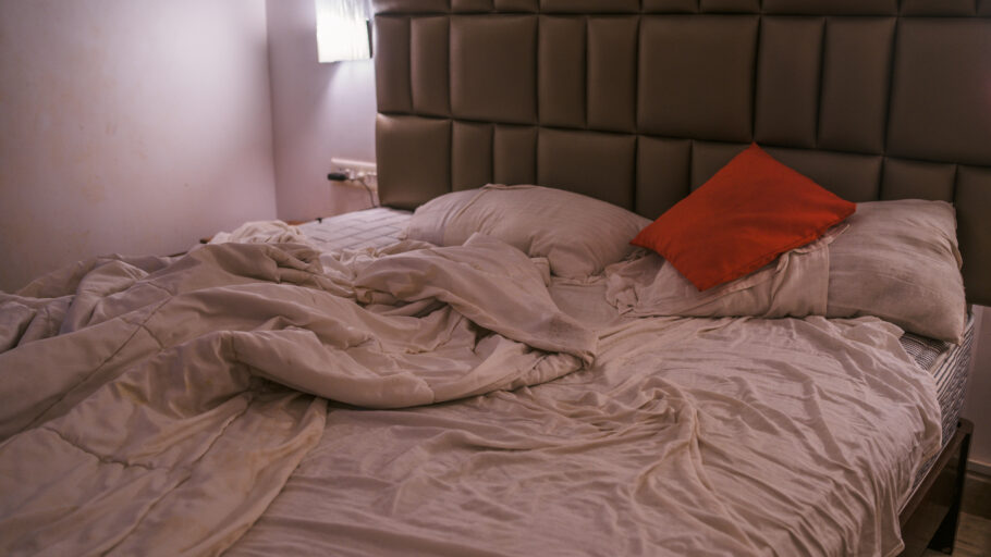 Roupa de cama suja pode ser ambiente propício para microrganismos ligados a várias doenças