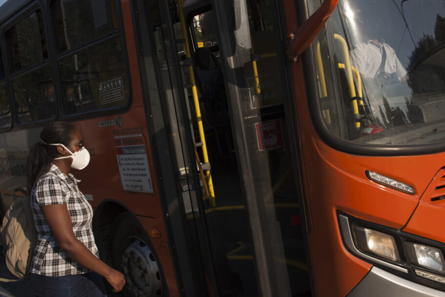 São Paulo retoma obrigatoriedade do uso de máscara no transporte público