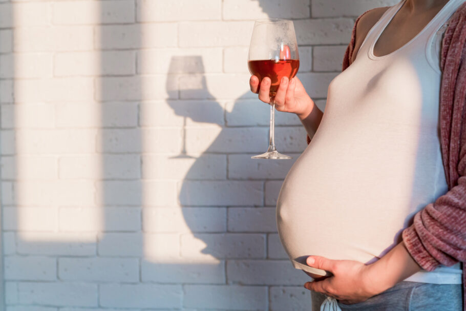 Estudo sugere que as mulheres que desejam engravidar devem interromper o consumo de álcool vários meses antes da concepção