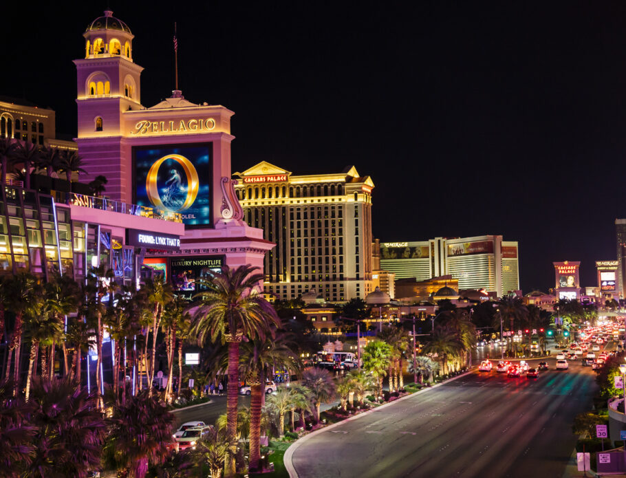 Os famoso hotéis na Strip, principal avenida de Las Vegas