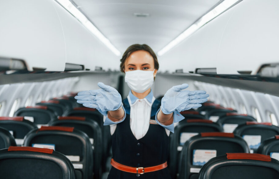 O uso da proteção facial em aviões e aeroportos tinha deixado de ser exigido em agosto