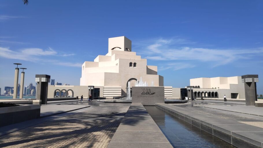 Museu de Arte Islâmica com linhas retas bem características da arquitetura islâmica.