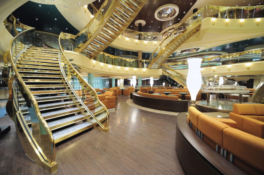 O luxuoso átrio do MSC Fantasia com suas escadas com degraus de cristais Swarovski