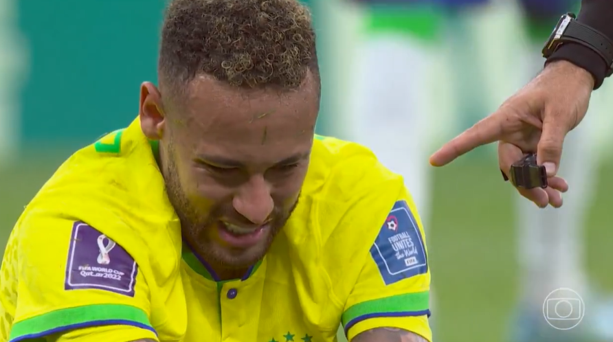 Pai de Neymar se revolta com faltas e lesão sofridas pelo filho