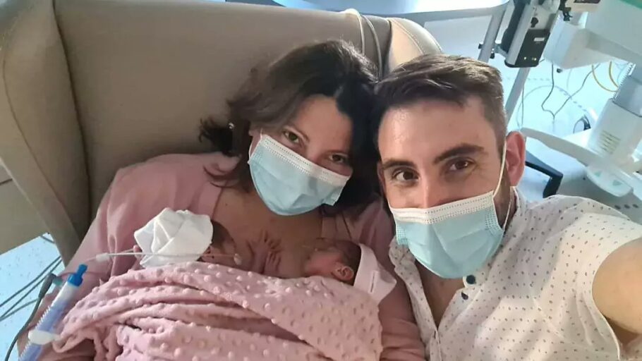 Gêmeos de 9 dias de diferença: equipe médica optou por segurar o segundo bebê por mais tempo na barriga da mãe