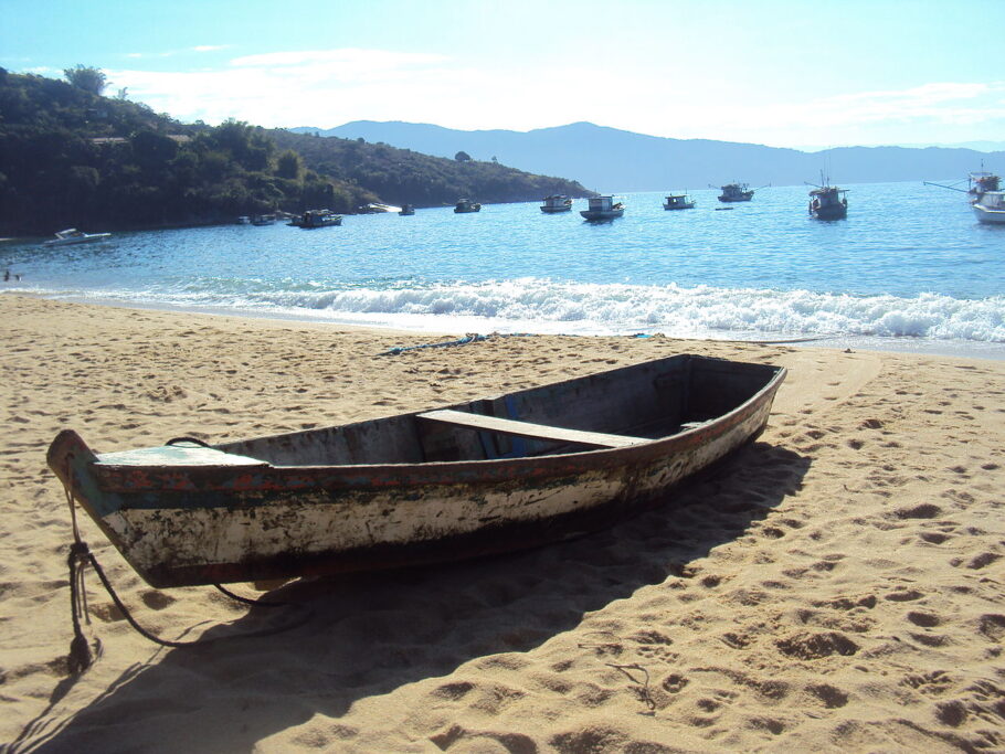 Barco de pescador na praia do Pouso da Cajaíba