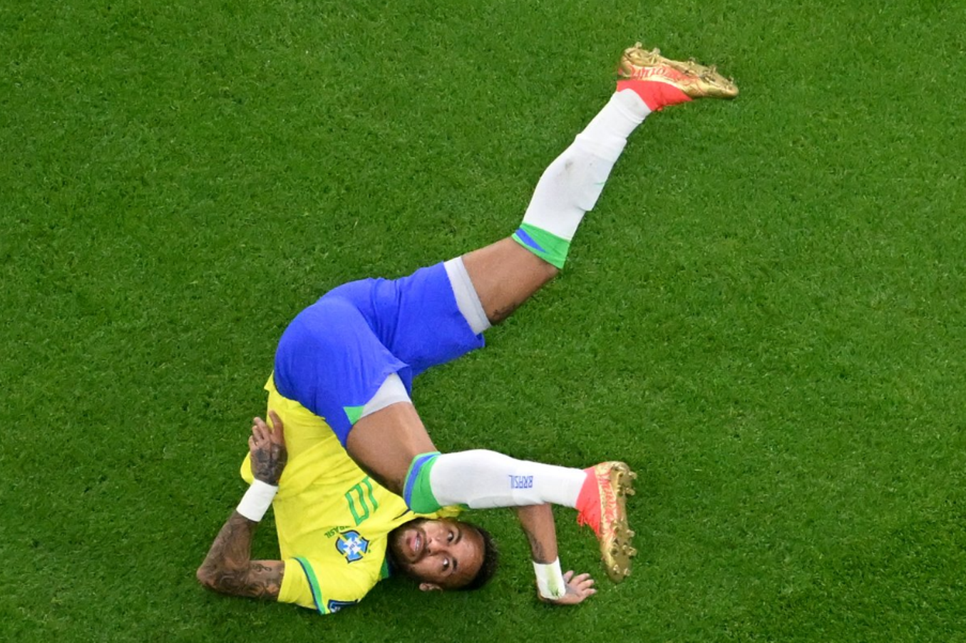 Neymar fazendo quadradinho de 8 é a melhor imagem desta Copa