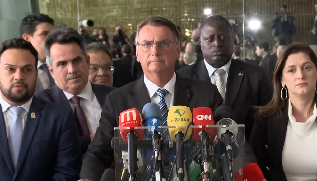 ‘Vão sentir saudade da gente’, diz Bolsonaro antes de discurso