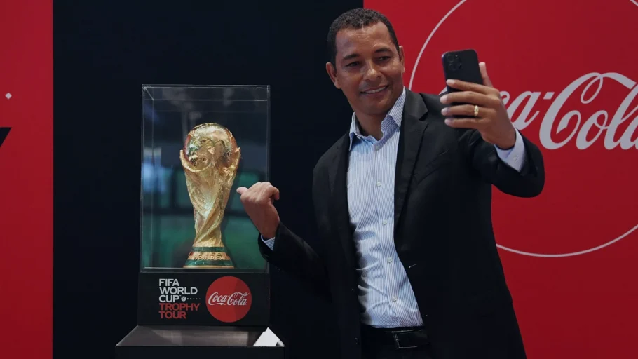 Pentacampeão com o Brasil em 2002, o volante Gilberto Silva tira selfie com a taça da Copa do Mundo na sede da Fifa