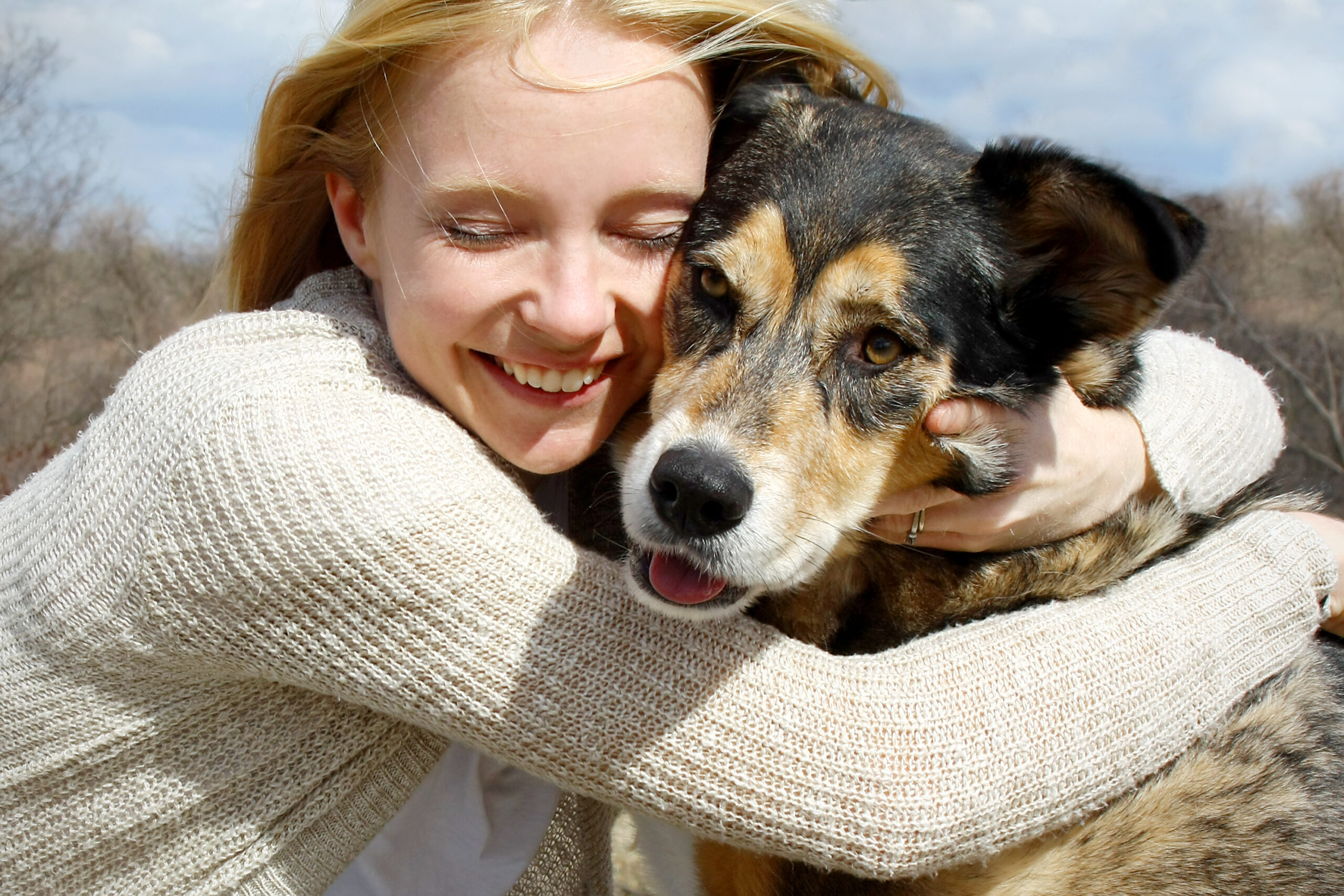 Entre os benefícios para a saúde mental, os pets são ótimos aliados para aliviar a solidão e o isolamento social – ChristinLola/iStock