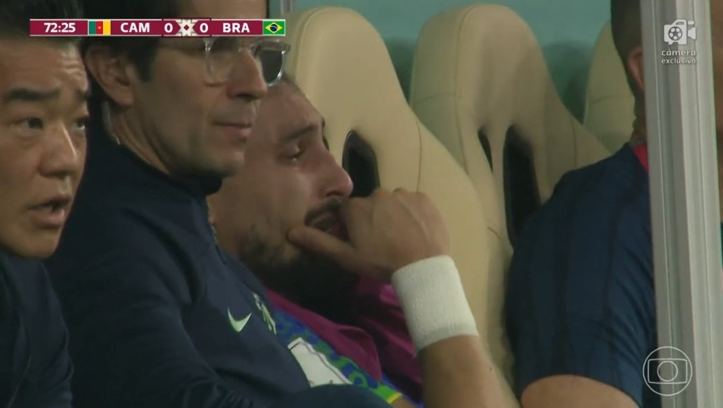 Alex Telles deixa jogo do Brasil lesionado e passa 2º tempo chorando muito