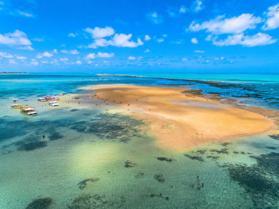 Vista da “Ilha de Areia Vermelha”, banco de areia e corais que se formam em maré baixa à 2km da praia de Camboinha