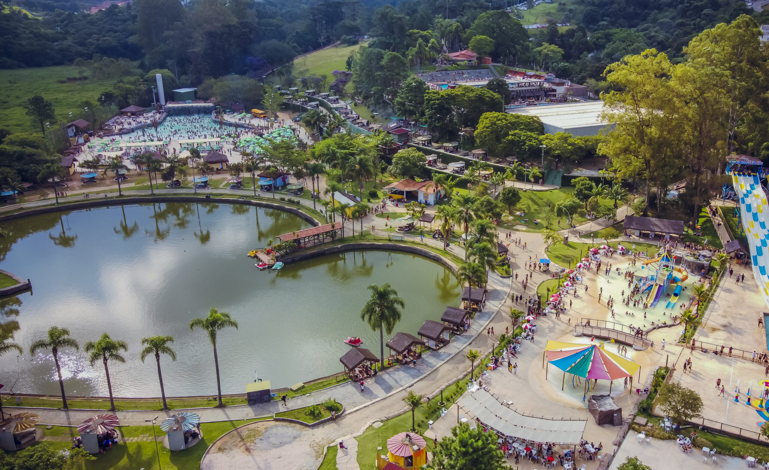 Parque aquático em Cotia (SP) conquista visitantes com atrações divertidas  e águas quentes