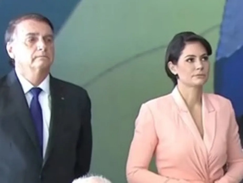 Bolsonaro apareceu acompanhado da esposa Michelle Bolsonaro após rumores de separação – Reprodução/YouTube