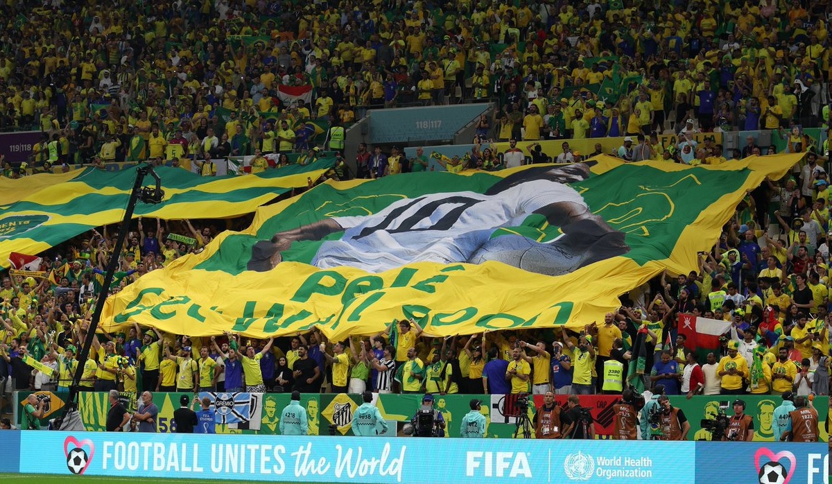 Brasil X Camarões: Veja o que está escrito no bandeirão em homenagem a Pelé