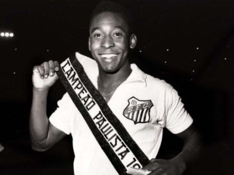 Pelé na época que jogava no Santos