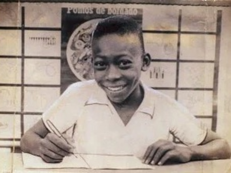 Pelé compartilha imagem rara de sua infância