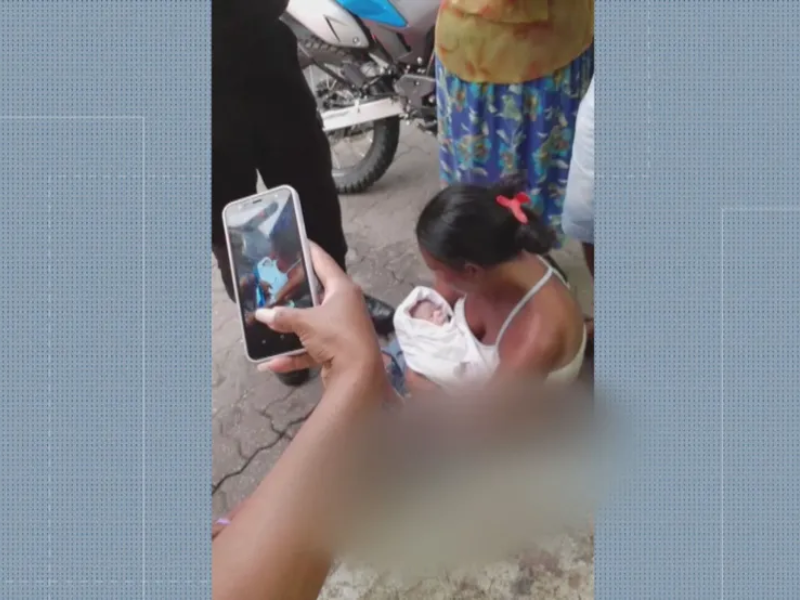 Bebê de Andreia da Silva Santos nasceu na rua após ela ser liberada do hospital