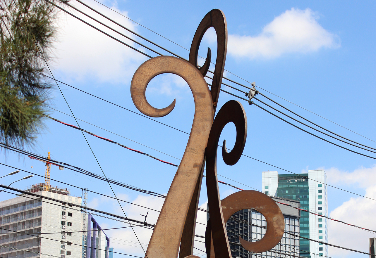 Com 7 metros de altura, “O Broto” criada pelo artista Jaime Prades representa o ciclo e a força da vida que nasce de uma semente
