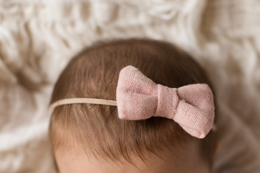  Laço na cabeça de bebê pode escorregar e causar sufocamento
