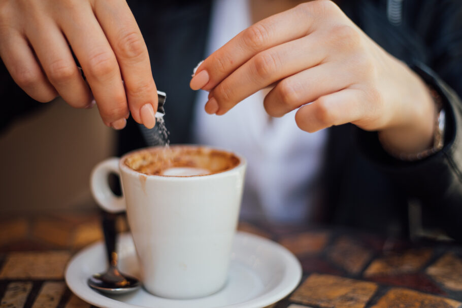 Café com sal parece estranho, mas tem boas razões para essa mistura