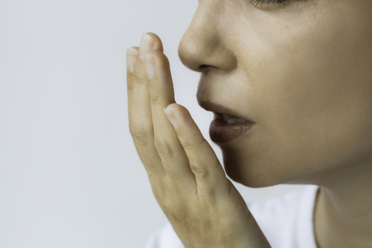 Diminuição de saliva favorece a formação da placa bacteriana (saburra) e resulta no mau hálito associado ao estresse – iStock/Getty Images