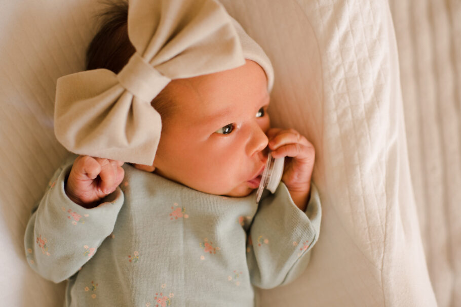 Enfermeira pede que pais não coloquem faixa na cabeça de bebês