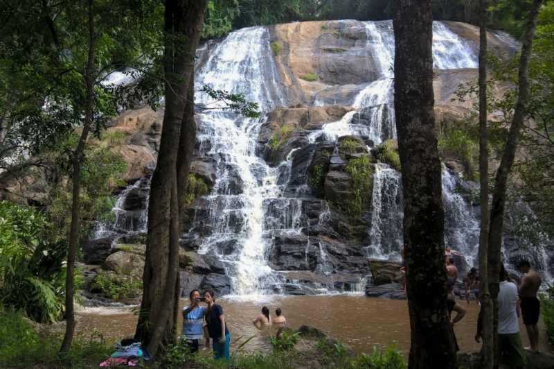 A cachoeira Escondida fica a 10km do centro da cidade, na mesma estrada que dá acesso à cachoeira dos Pretos