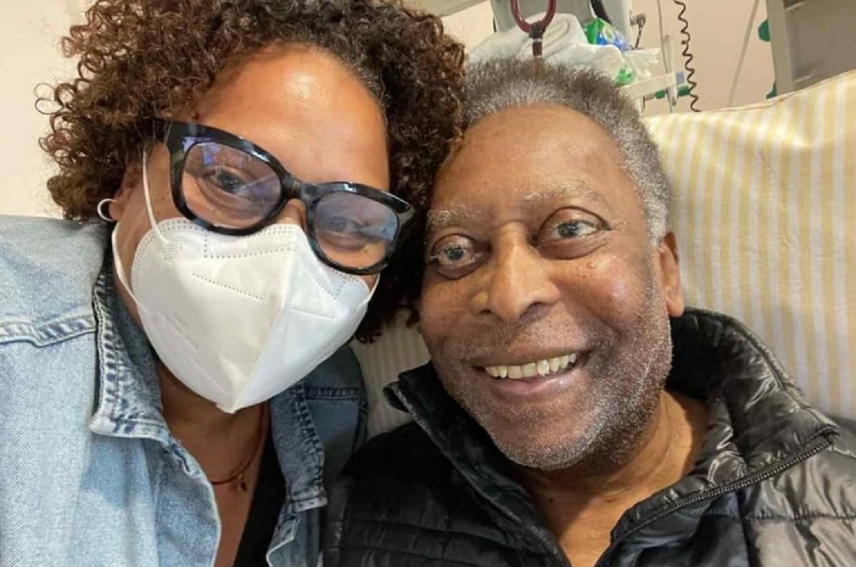 Filha de Pelé posta foto abraçando pai no hospital: ‘Na Luta’