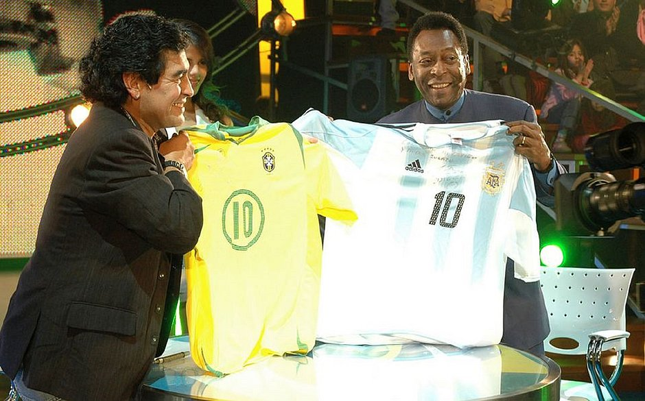 Pelé e Maradona trocam camisas de Brasil e Argentina
