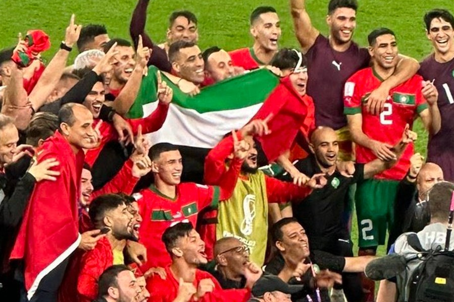 Jogadores da seleção do Marrocos celebraram classificação com bandeira da Palestina