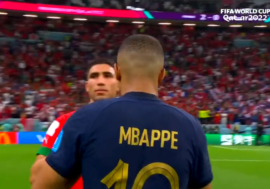 Mbappé e Hakimi, do Marrocos, protagonizam um dos momentos mais lindos da Copa