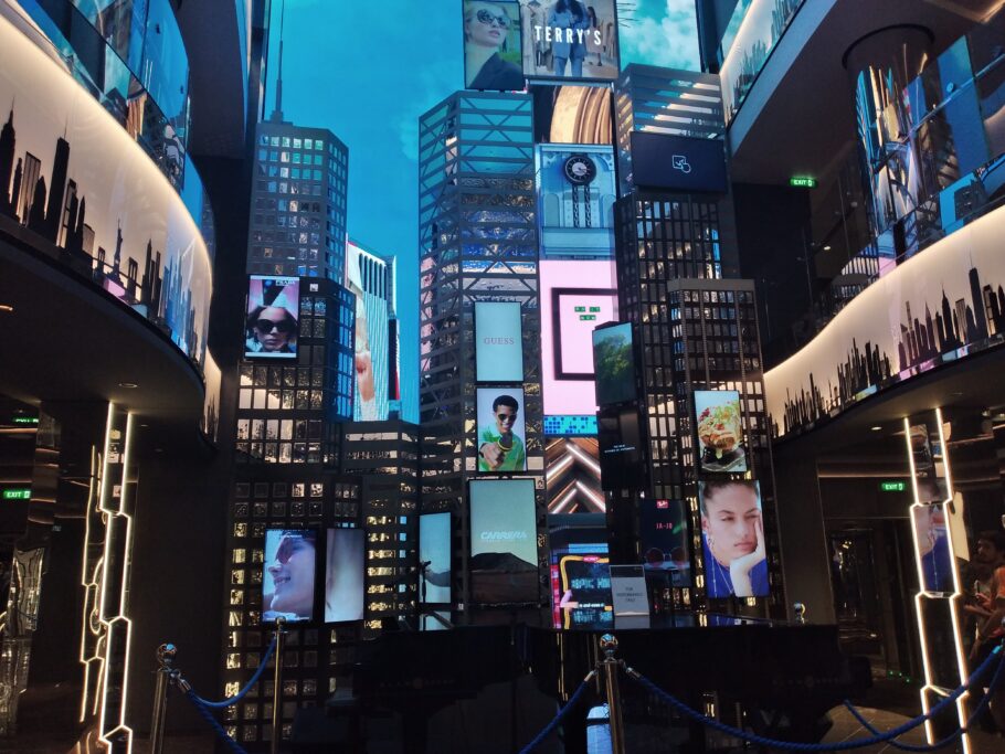 Gigantesco painel de LED faz referência a Times Square