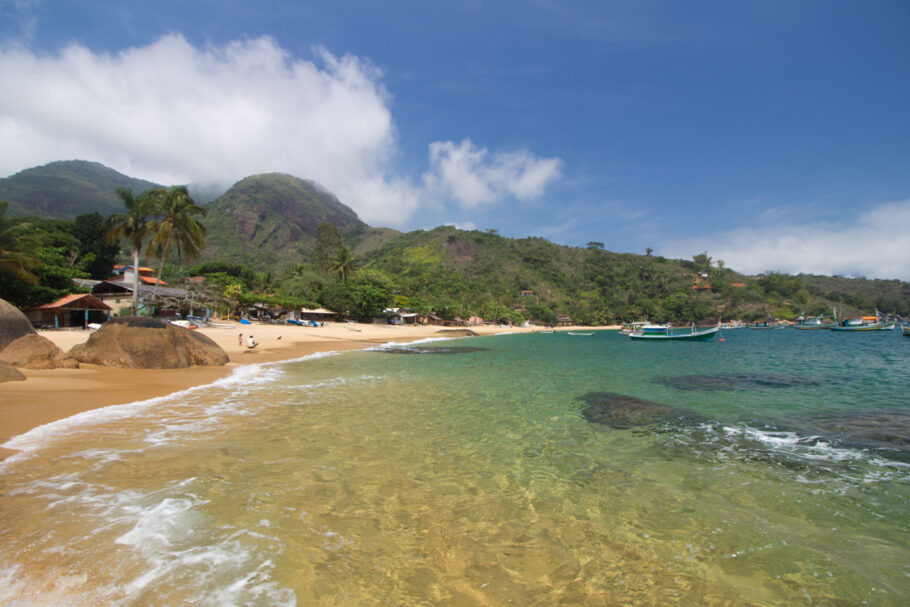 A praia do Pouso da Cajaíba, em Paraty (RJ), tem águas cristalinas