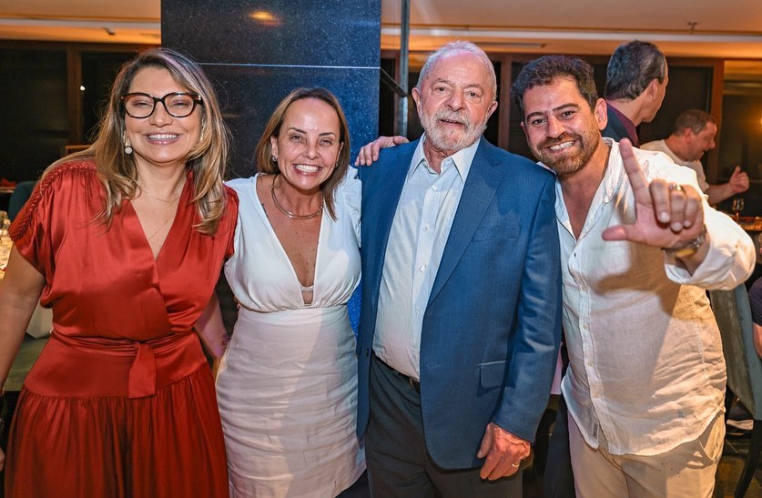 Lula com Janja (de vermelho), a filha Lurian e o genro Danilo Segundo