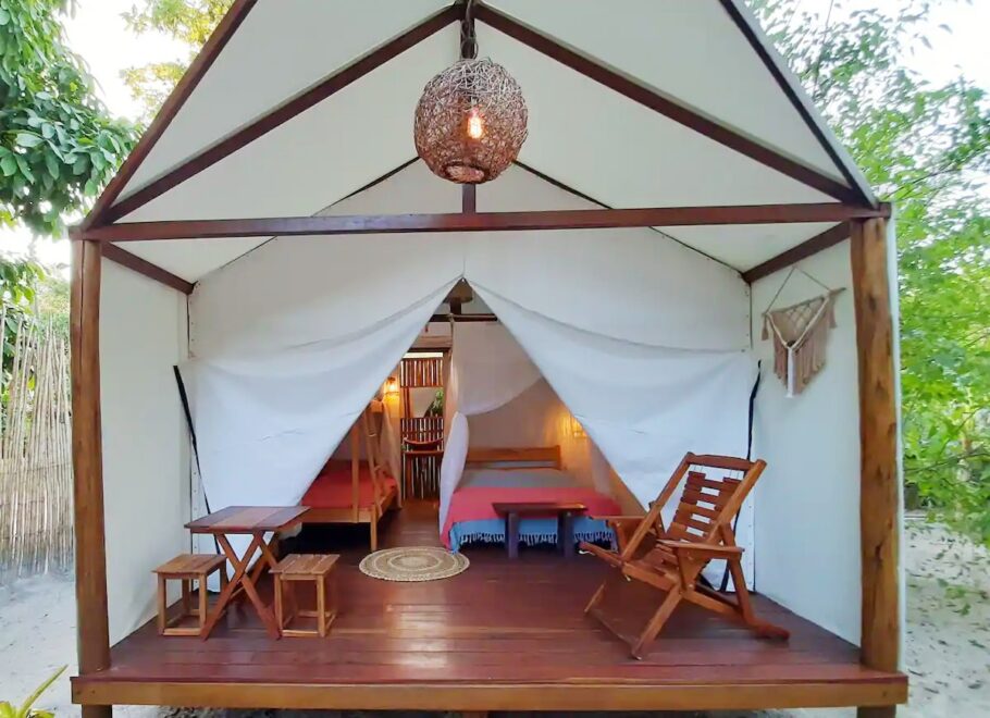 A tenda de luxo do Dê Algodões #1 – Glamping & Café fica a menos de 50 metros do mar