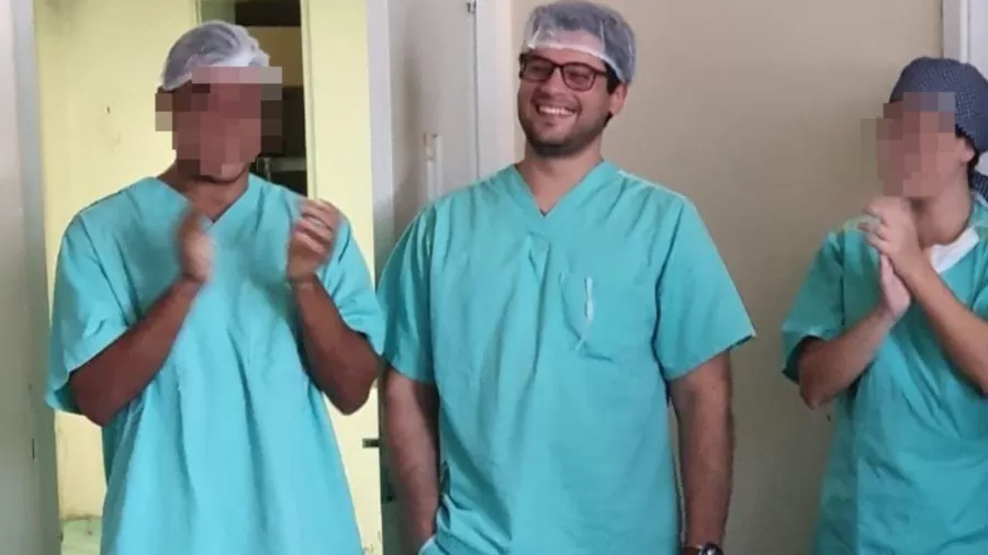 O anestesista colombiano com colegas em hospital da UFRJ, onde médico teria feito uma de suas vítimas
