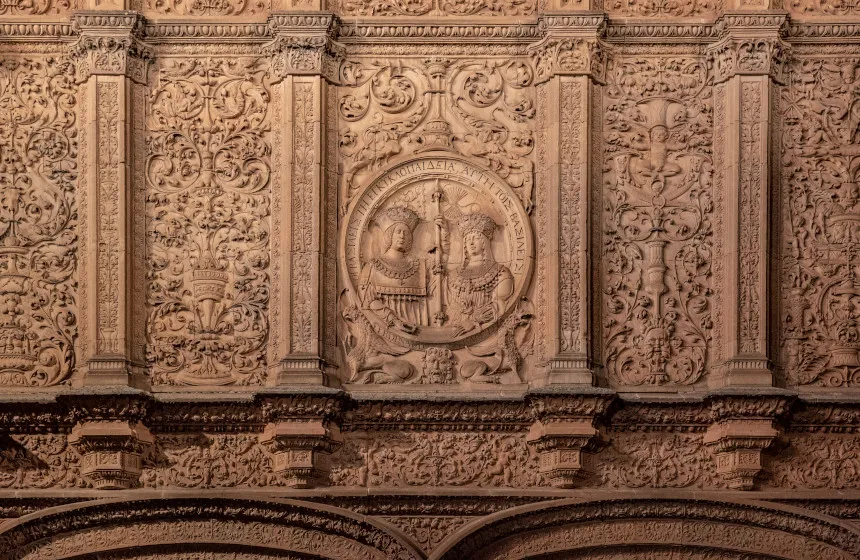 Relevos com a imagem dos Reis Católicos no exterior da Universidade de Salamanca
