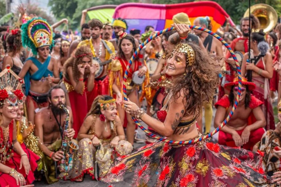 Bloco de Carnaval Charanga Talismã desfila na Vila Kosmos, na zona norte do Rio
