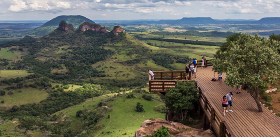 Botucatu conta com mirantes e trilhas, sendo a principal o Deck Mirante Pedra do Índio com uma vista para as Três Pedras