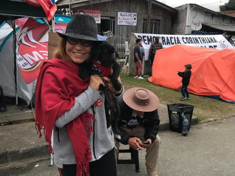 Janja com Resistência no acampamento em Curitiba