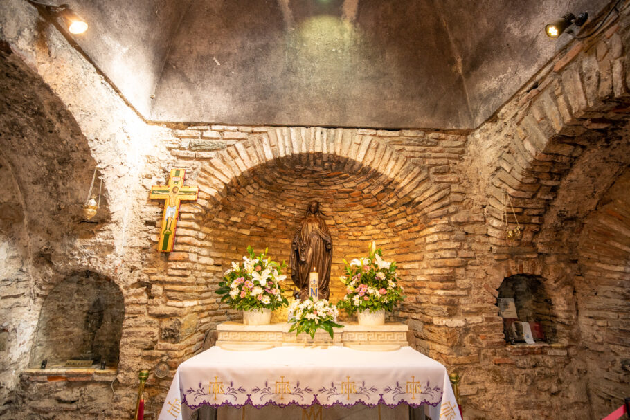 Altar na Casa da Virgem Maria, mãe de Jesus Cristo; casa fica na região de Éfeso, na Turquia