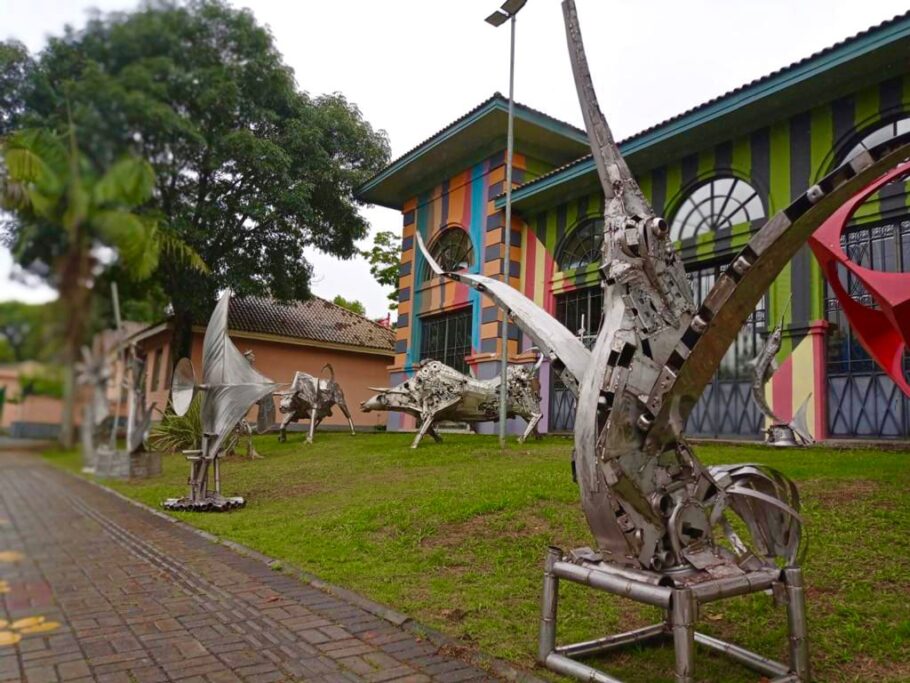 Cedidas de forma gratuita à cidade, mostra itinerante conta com obras de Lúcio e Rodrigo Bittencourt. Foto: Divulgação Sejel.