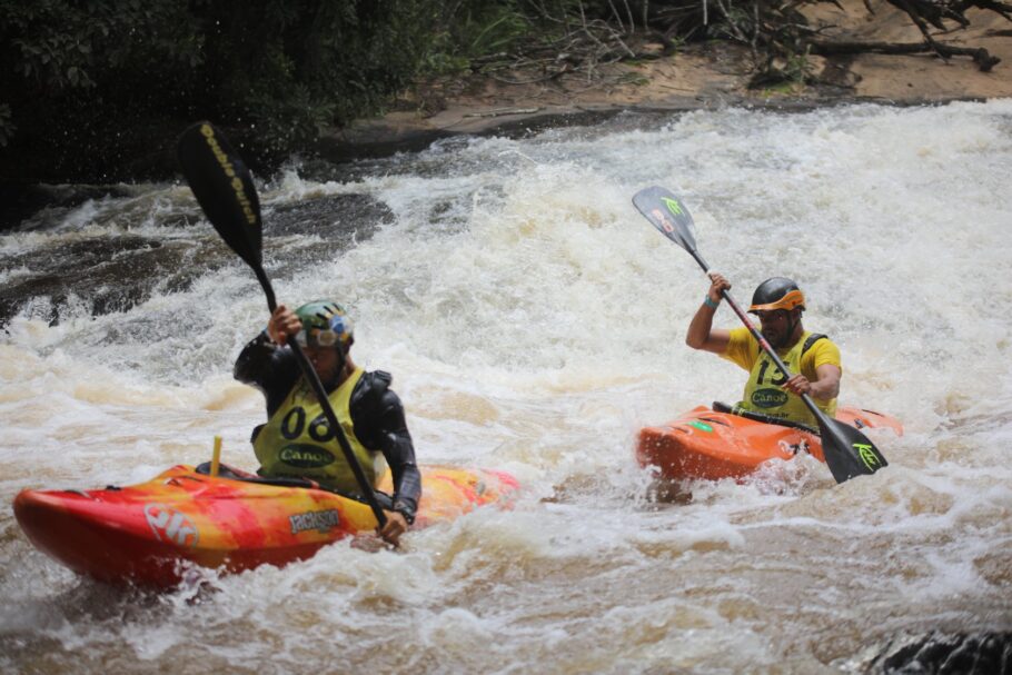 Rafting é uma das opções para se aventurar nos rios de Extrema, no sul de Minas Gerais