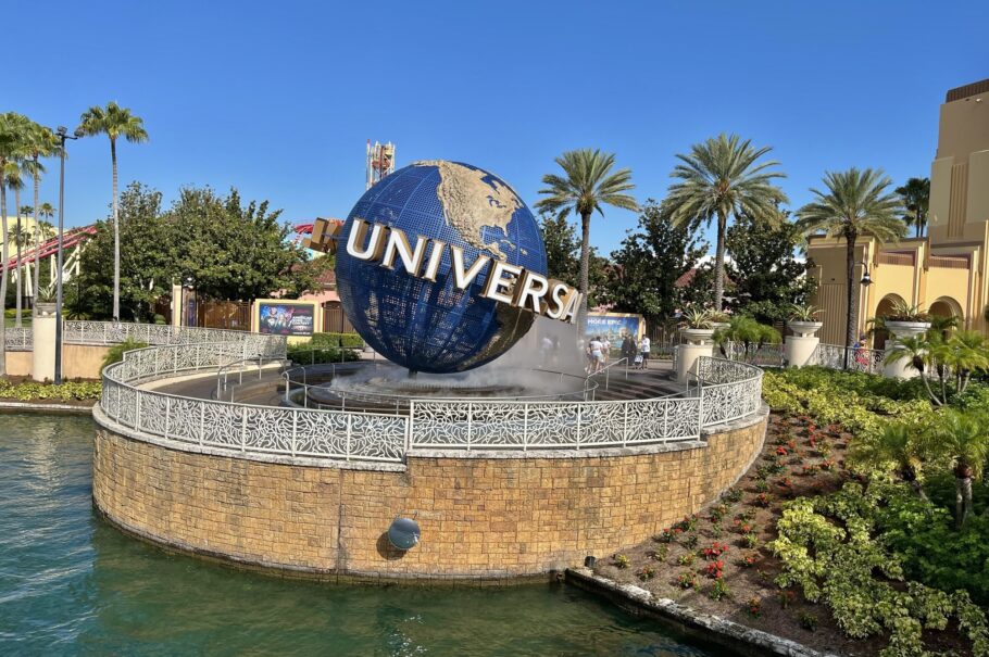 Globo da Universal na entrada do parque em Orlando