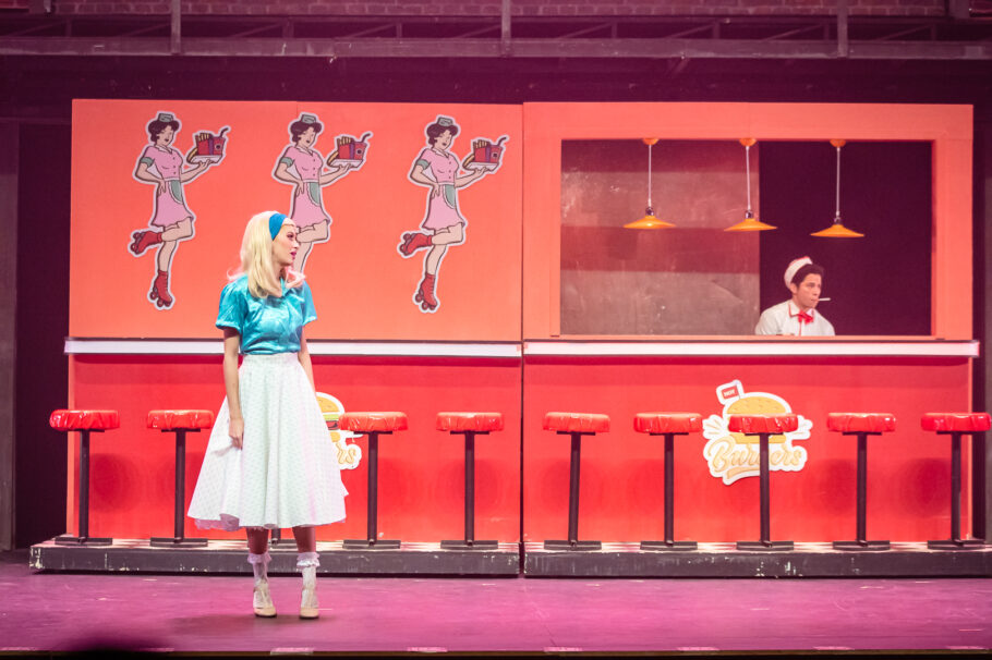 Inspirado em sucesso na Broadway e nos cinemas, “Grease, o Musical” faz nova temporada no Teatro Claro SP
