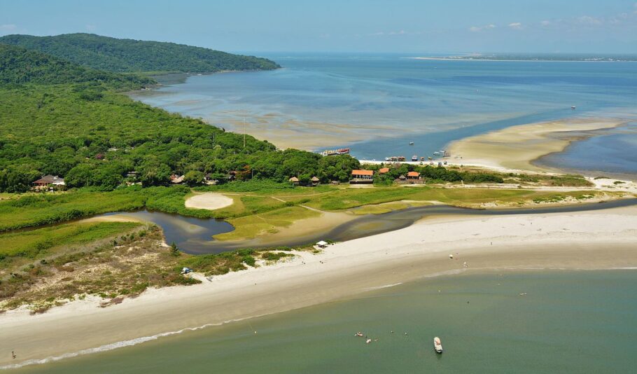 Praia das Paralelas,  na Ilha do Mel, no litoral paanaense