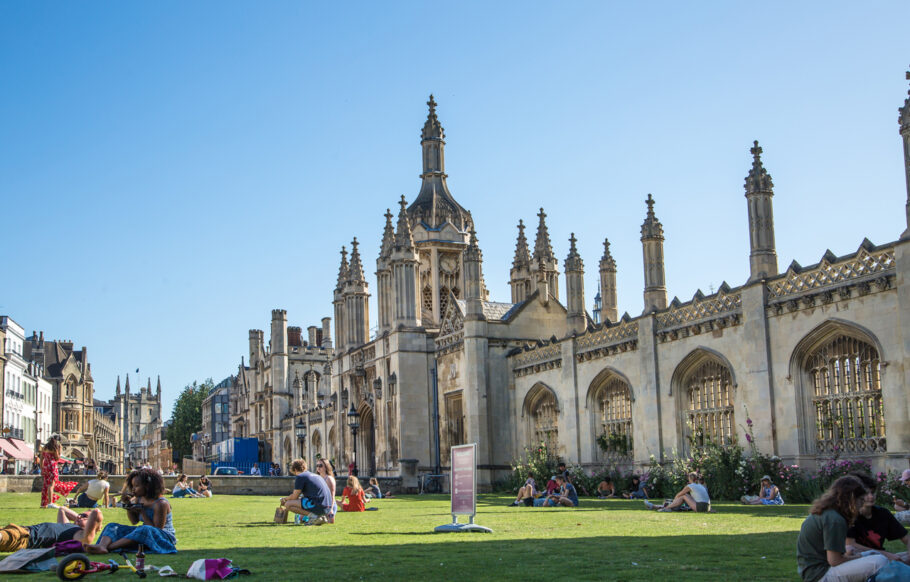 A Universidade de Cambridge, no Reino Unido, recebe inscrição em programa de bolsas