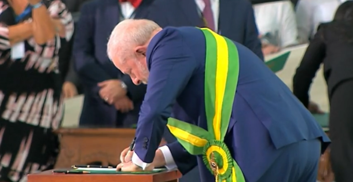Lula assina 12 decretos em seu primeiro dia como presidente da República