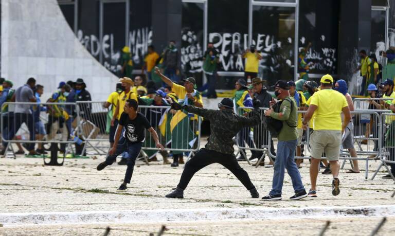 Bolsonaristas invadem Congresso, STF e Palácio do Planalto.
